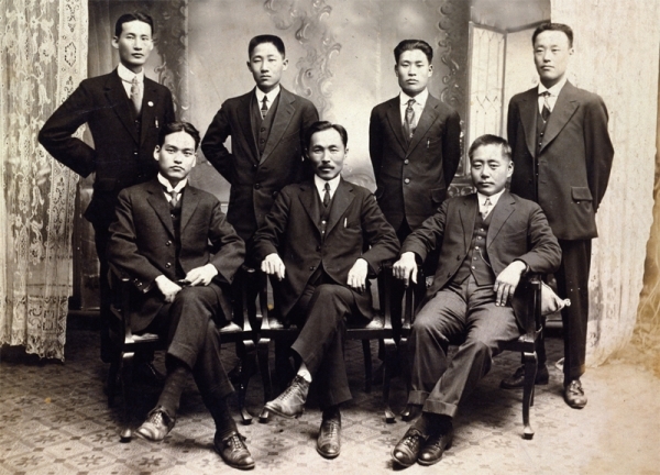 대한민국 임시정부 국무원 기념 사진(1919년 10월 11일). 앞줄 왼쪽부터 신익희, 안창호, 현순. 뒷줄 김철, 윤현진, 최창식, 이춘숙.