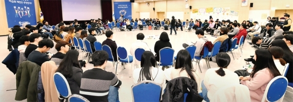 박남춘 인천시장이 ‘150인 청년시장, 청년정책을 말하다’ 토론회에서 청년들의 고민을 듣고, 필요한 청년 정책을 의논하고 있다. 인천시 제공