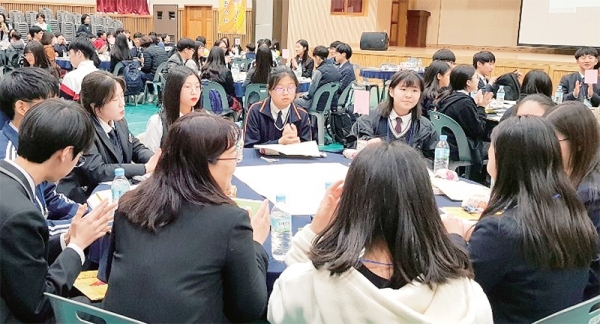 지난 15일 수원 영화초교에서 ‘우리가 꿈꾸는 행복한 수원교육’을 주제로 한 ‘2019 수원학생토론회’가 열렸다.