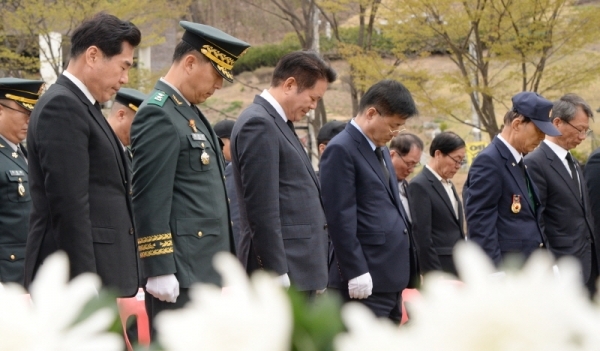 18일 오후 의왕시 내손동 갈미한글공원에서 진행된 '6.25전사자 유해발굴 개토식'에서 육군 제51보병사단장 김인건 소장, 김상돈 의왕시장, 최대호 안양시장, 한대희 군포시장, 김용무 경인지방병무청장, 나치만 경기남부보훈지청장 등 내빈들이 6.25 희생자들에 대한 묵념을 하고 있다. 윤원규 수습기자