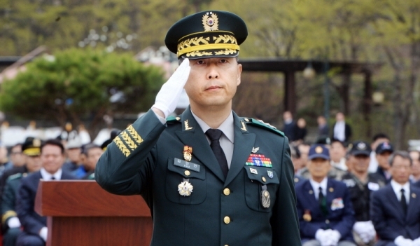 18일 오후 의왕시 내손동 갈미한글공원에서 진행된 '6.25전사자 유해발굴 개토식'에서육군 제51보병사단장 김인건 소장이 6.25전사자에게 헌화하고 거수경례 하고 있다. 윤원규 수습기자