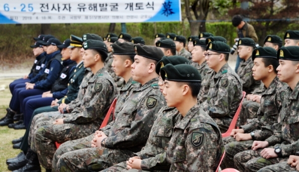 18일 오후 의왕시 내손동 갈미한글공원에서 진행된 '6.25전사자 유해발굴 개토식'에서 육군 제51보병사단 장병들이 개토식에 참가하여 선배군인들을 생각하는 시간을 가졌다. 윤원규 수습기자