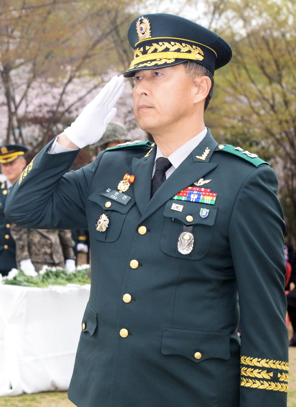 18일 오후 의왕시 내손동 갈미한글공원에서 진행된 '6.25전사자 유해발굴 개토식'에서 육군 제51보병사단장 김인건 소장이 6.25전사자에게 헌화하고 거수경례 하고 있다. 윤원규 수습기자