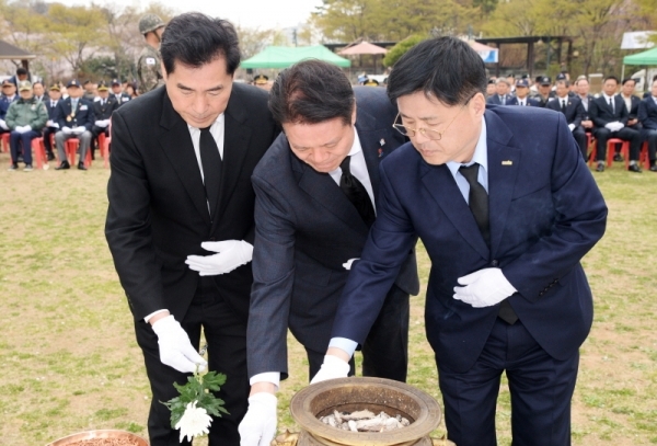 18일 오후 의왕시 내손동 갈미한글공원에서 진행된 '6.25전사자 유해발굴 개토식'에서 (왼쪽부터) 김상돈 의왕시장, 최대호 안양시장, 한대희 군포시장이 6.25희생자들에게 헌화하고 있다. 윤원규 수습기자