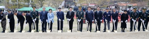 18일 오후 의왕시 내손동 갈미한글공원에서 진행된 '6.25전사자 유해발굴 개토식'에서 육군 제51보병사단장 김인건 소장, 김상돈 의왕시장, 최대호 안양시장, 한대희 군포시장, 김용무 경인지방병무청장, 나치만 경기남부보훈지청장 등 내빈들이 시삽을 하고 있다. 윤원규 수습기자