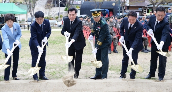 18일 오후 의왕시 내손동 갈미한글공원에서 진행된 '6.25전사자 유해발굴 개토식'에서 육군 제51보병사단장 김인건 소장, 김상돈 의왕시장, 최대호 안양시장, 한대희 군포시장, 김용무 경인지방병무청장, 나치만 경기남부보훈지청장 등 내빈들이 시삽을 하고 있다. 윤원규 수습기자