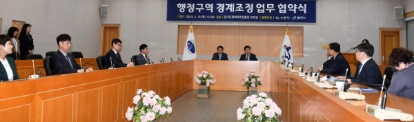18일 경기도경제과학진흥원 비전실에서 ‘수원시-용인시 행정구역 경계조정 업무협약’에서 염태영 수원시장과 백군기 용인시장이 협약을 체결하며 악수하고 있다. 기형적인 시경계로 인한 영덕동 일부지역 주민들의 불편을 해소하기 위해 시경계를 조정하기로 최종 합의하고 업무협약을 체결했다. 전형민 기자