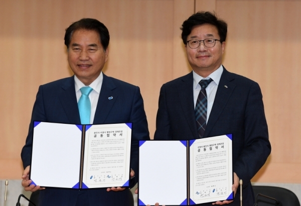 18일 경기도경제과학진흥원 비전실에서 ‘수원시-용인시 행정구역 경계조정 업무협약’에서 염태영 수원시장과 백군기 용인시장이 협약을 체결하며 악수하고 있다. 기형적인 시경계로 인한 영덕동 일부지역 주민들의 불편을 해소하기 위해 시경계를 조정하기로 최종 합의하고 업무협약을 체결했다. 전형민 기자
