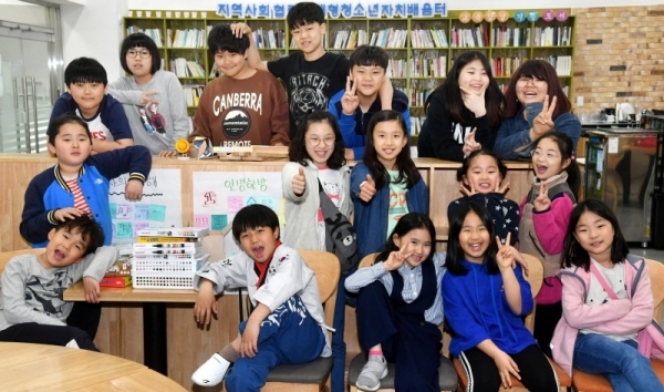 18일 의정부 몽실학교에서 프로그램에 참여한 학생들이 다양한 포즈로 기념촬영을 하고 있다. 몽실학교란 경기도교육청에서 운영하는 초,중,고 학생들의 자치배움터이자 학생 복합 문화공간으로 앞으로 안성, 고양, 성남 지역으로 확대될 전망이다. 김시범기자