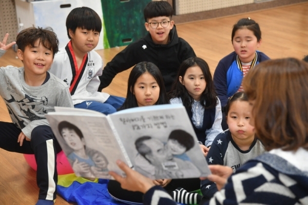 18일 의정부 몽실학교에서 학생들이 다양한 프로그램에 참여하고 있다. 몽실학교란 경기도교육청에서 운영하는 초,중,고 학생들의 자치배움터이자 학생 복합 문화공간으로 앞으로 안성, 고양, 성남 지역으로 확대될 전망이다. 김시범기자