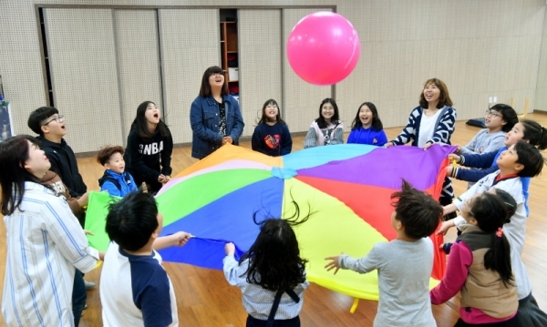 18일 의정부 몽실학교에서 학생들이 다양한 프로그램에 참여하고 있다. 몽실학교란 경기도교육청에서 운영하는 초,중,고 학생들의 자치배움터이자 학생 복합 문화공간으로 앞으로 안성, 고양, 성남 지역으로 확대될 전망이다. 김시범기자