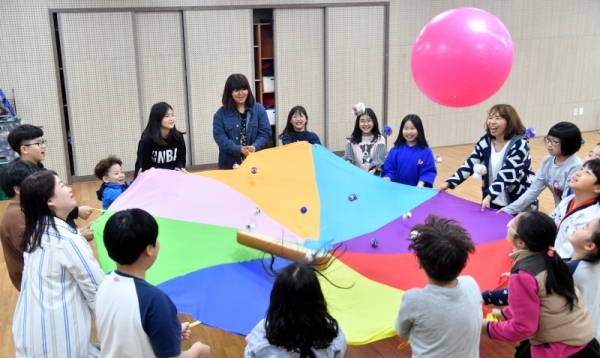 18일 의정부 몽실학교에서 학생들이 다양한 프로그램에 참여하고 있다. 몽실학교란 경기도교육청에서 운영하는 초,중,고 학생들의 자치배움터이자 학생 복합 문화공간으로 앞으로 안성, 고양, 성남 지역으로 확대될 전망이다. 김시범기자
