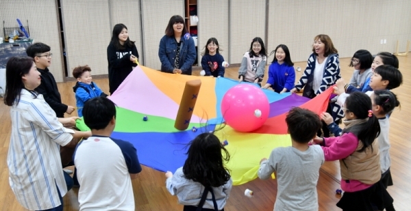 18일 의정부 몽실학교에서 학생들이 다양한 프로그램에 참여하고 있다. 몽실학교란 경기도교육청에서 운영하는 초,중,고 학생들의 자치배움터이자 학생 복합 문화공간으로 앞으로 안성, 고양, 성남 지역으로 확대될 전망이다. 김시범기자