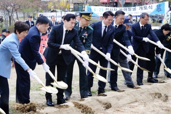 18일 오후 의왕시 내손동 갈미한글공원에서 진행된 '6.25전사자 유해발굴 개토식'에서 육군 제51보병사단장 김인건 소장, 김상돈 의왕시장, 최대호 안양시장, 한대희 군포시장, 김용무 경인지방병무청장, 나치만 경기남부보훈지청장 등 내빈들이 시삽을 하고 있다. 윤원규 수습기자
