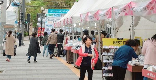 18일 수원 인계동 뉴코아아울렛 동수원점이 야외 할인행사를 하기 위해 인도에 불법 설치한 몽골천막이 시민들의 통행에 큰 불편을 주고 있다. 윤원규 수습기자