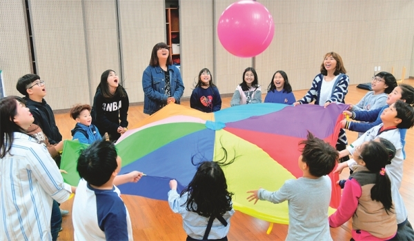 18일 의정부 몽실학교에서 학생들이 다양한 프로그램에 참여하고 있다. 몽실학교란 경기도교육청이 운영하는 초중고 학생들의 자치배움터이자 학생 복합 문화공간으로 앞으로 안성고양성남 지역으로 확대될 전망이다.  김시범기자