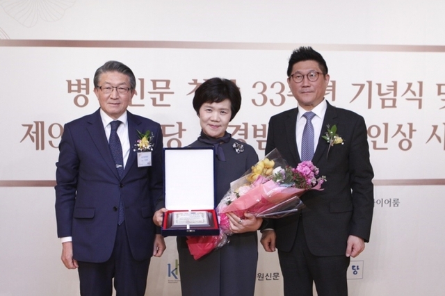 세종병원 문경원 경영지원본부장(가운데)이 수상한 후 대한병원협회 임영진 회장(왼쪽), 종근당 김영주 대표이사와 기념촬영을 하고 있다.