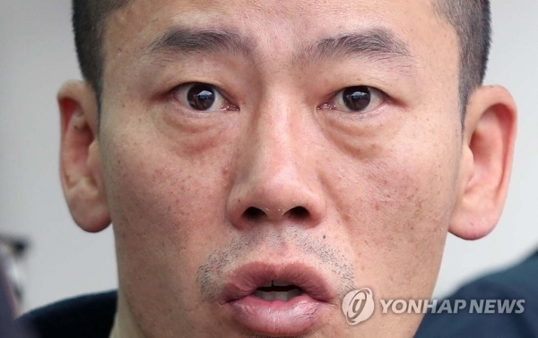 진주 아파트 방화·살인 혐의로 구속된 안인득(42)이 병원을 가기 위해 19일 오후 경남 진주경찰서에서 이동하고 있다. 연합뉴스