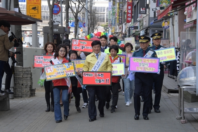 ▲ 14-2. 동두천시, 지행역 일대서 가정폭력·성폭력 추방 캠페인 실시