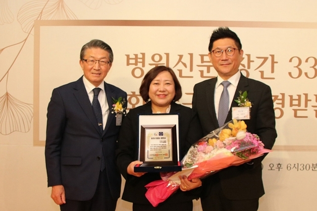 김애란 안양윌스기념병원 간호부장이 ‘제9회 종근당 존경받는 병원인상’ 시상식에서 기념촬영을 하고 있다. (왼쪽부터)임영진 대한병원협회 회장, 김애란 안양윌스기념병원 간호부장, 김영주 종근당 대표이사 사장.