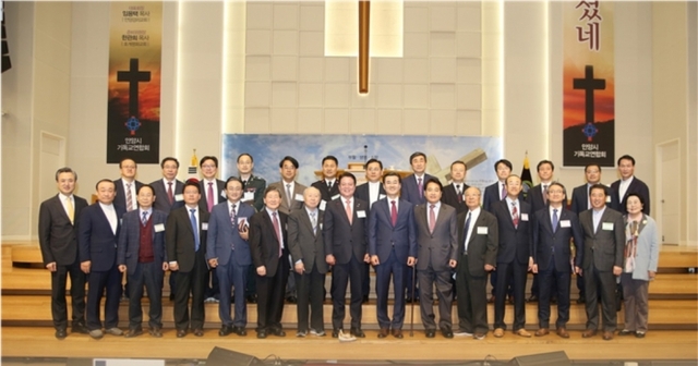 최대호 안양시장이 21일 안양감리교회에서 열린 ‘2019 안양시 부활절새벽연합예배’에 참석해 기념촬영을 하고 있다. 안양시기독교연합회 제공