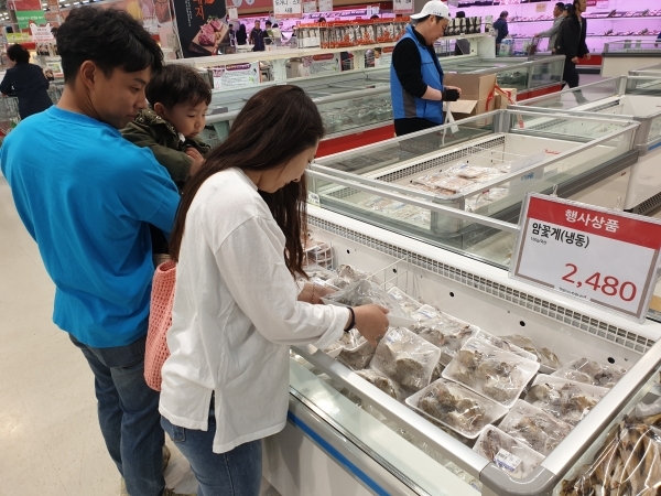 21일 농협하나로마트 수원점을 찾은 한 고객이 냉동꽃게를 고르고 있다. 홍완식기자
