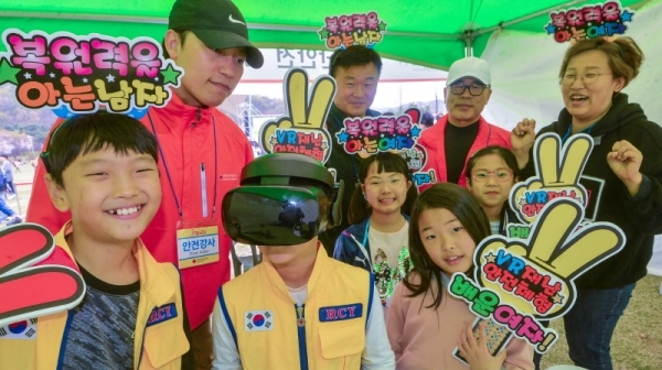 VR 재난 안전체험부스에서 참가자들이 VR선박침몰 체험 하고 있다.조주현기자
