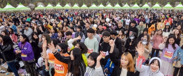 참가자들이 초청가수의 공연을 즐기고 있다.조주현기자