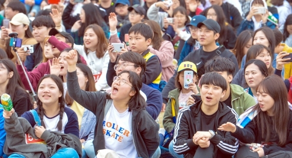 20일 인천대공원 일원에서 열린 위기가정ㆍ범죄피해자를 돕기 위한 ‘2019 함께 걷자 인천페스타’ 나눔대축제에서 참가자들이 공연을 관람하며 환호하고 있다. 조주현기자