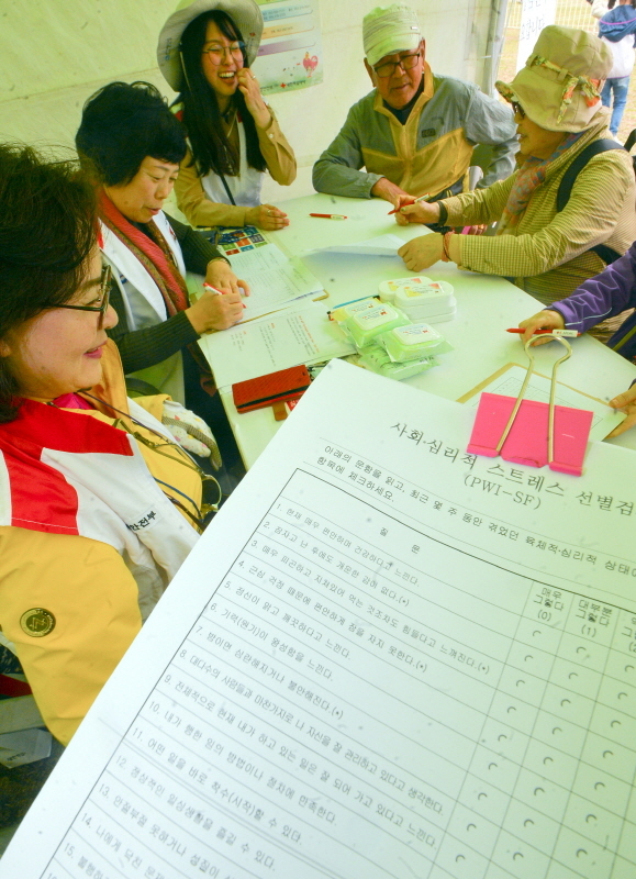 '마음도 종합검진이 필요합니다' 부스에서 참가자들이 사회·심리적 스트레스 검사와 상담을 받고 있다.조주현기자