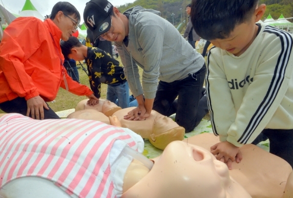 응급처치 체험 부스에서 참가자들이 심폐소생술을 배우고 있다.조주현기자