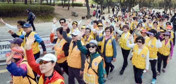 인천적십자 봉사원들이 손을 흔들며 발걸음을 옮기고 있다.조주현기자