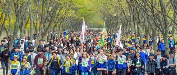 20일 인천대공원 일원에서 열린 위기가정ㆍ범죄피해자를 돕기 위한 ‘2019 함께 걷자 인천페스타’행사에 참석한 5천여명의 시민, 학생, 적십자 자원봉사자들이 한마음 한뜻으로 어려운 이웃을 생각하며 발걸음을 옮기고 있다. 조주현기자