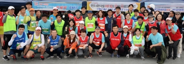 3.1 운동 및 대한민국 임시정부수립 100주년 기념으로 21일 수원 종합운동장에서 열린 '제17회 경기마라톤대회'에서 경인지방우정청직원들이 부스앞에서 기념촬영을 하고 있다. 윤원규 수습기자