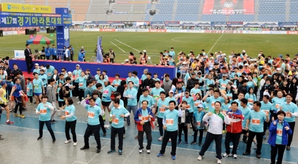 3.1 운동 및 대한민국 임시정부수립 100주년 기념으로 21일 수원 종합운동장에서 열린 '제17회 경기마라톤대회'에서 김희겸 경기도 행정1부지사, 염태영 수원시장, 박덕순 회성시 부시장이. 김진표, 김영진, 박혜련 국회의원, 경기일보 신선철 회장, 신항철 대표이사 사장 등 내빈들과 참가자들이 준비 운동을 하고 있다. 윤원규 수습기자