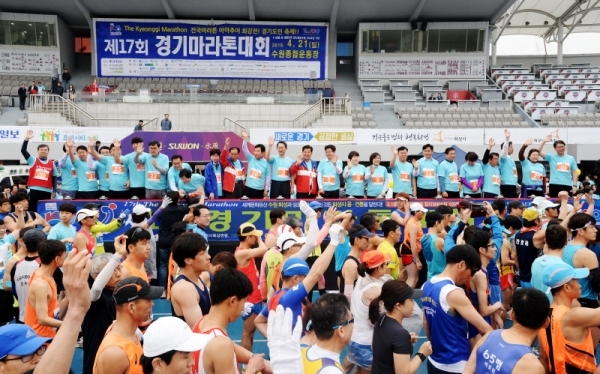 3.1 운동 및 대한민국 임시정부수립 100주년 기념으로 21일 수원 종합운동장에서 열린 '제17회 경기마라톤대회'에서 김희겸 경기도 행정1부지사, 염태영 수원시장, 박덕순 회성시 부시장이. 김진표, 김영진, 박혜련 국회의원, 경기일보 신선철 회장, 신항철 대표이사 사장 등 내빈들이 풀코스 참가자들에게 손을 흔들며 응원하고 있다. 윤원규 수습기자