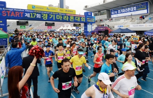 3.1 운동 및 대한민국 임시정부수립 100주년 기념으로 21일 수원 종합운동장에서 열린 '제17회 경기마라톤대회' 하프코스(20km) 참가자들이 힘차게 달려나가고 있다. 윤원규 수습기자