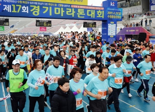 3.1 운동 및 대한민국 임시정부수립 100주년 기념으로 21일 수원 종합운동장에서 열린 '제17회 경기마라톤대회'에서 김희겸 경기도 행정1부지사, 염태영 수원시장, 박덕순 회성시 부시장이. 김진표, 김영진, 박혜련 국회의원, 경기일보 신선철 회장, 신항철 대표이사 사장 등 내빈들과 건강마라톤(5km) 참가자들이 힘차게 달려나가고 있다. 윤원규 수습기자