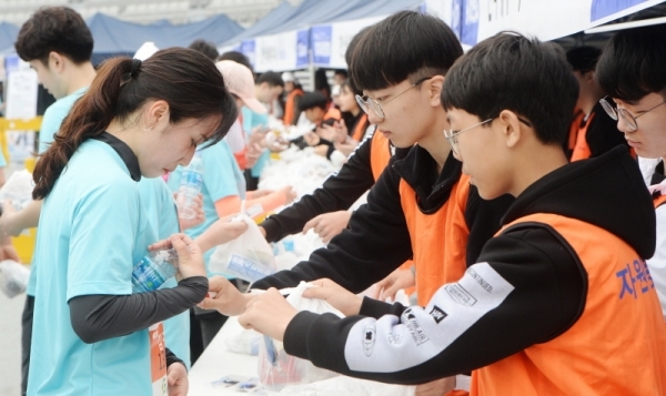 3.1 운동 및 대한민국 임시정부수립 100주년 기념으로 21일 수원 종합운동장에서 열린 '제17회 경기마라톤대회'에서 자원봉사자 학생들이 마라톤을 마치고 돌아온 참가자들에게 물과 간식을 나눠주고 있다. 윤원규 수습기자