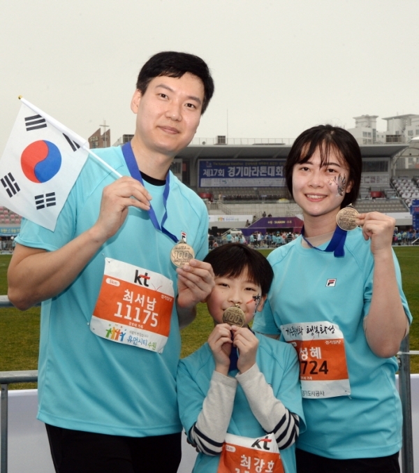 3.1 운동 및 대한민국 임시정부수립 100주년 기념으로 21일 수원 종합운동장에서 열린 '제17회 경기마라톤대회'에서 한 건강마라톤(5km)를 완주한 가족이 기념촬영을 하고 있다. 윤원규 수습기자