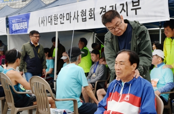 3.1 운동 및 대한민국 임시정부수립 100주년 기념으로 21일 수원 종합운동장에서 열린 '제17회 경기마라톤대회'에서 (사)대한안마사협회 경기지부가 운영하는 안마체험관에서 경기일보 신선철 회장과 대회 참가자들이 마라톤을 마치고 안마를 체험하며 피로를 풀고 있다. 윤원규 수습기자