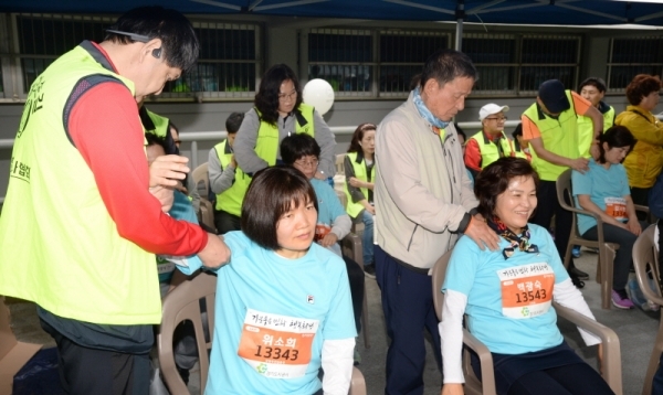 3.1 운동 및 대한민국 임시정부수립 100주년 기념으로 21일 수원 종합운동장에서 열린 '제17회 경기마라톤대회'에서 (사)대한안마사협회 경기지부가 운영하는 안마체험관에서 참가자들이 마라톤을 마치고 안마를 체험하며 피로를 풀고 있다. 윤원규 수습기자