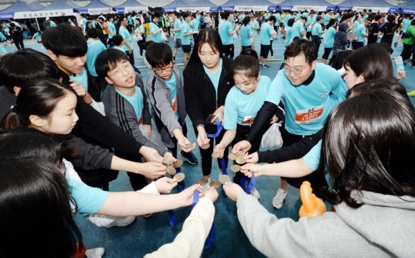 3.1 운동 및 대한민국 임시정부수립 100주년 기념으로 21일 수원 종합운동장에서 열린 '제17회 경기마라톤대회'에서 건강마라톤(5km)을 함께 마친 삼일상업고등학교 2학년 4반 담임선생님과 학생들이 기념촬영을 하고 있다.