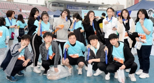 3.1 운동 및 대한민국 임시정부수립 100주년 기념으로 21일 수원 종합운동장에서 열린 '제17회 경기마라톤대회'에서 건강마라톤(5km)을 함께 마친 삼일상업고등학교 2학년 4반 담임선생님과 학생들이 기념촬영을 하고 있다.