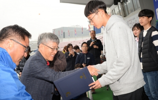 3.1 운동 및 대한민국 임시정부수립 100주년 기념으로 21일 수원 종합운동장에서 열린 '제17회 경기마라톤대회'에서 최종식 기획이사가 체육 유망주학생들에게 상장과 장학금을 수여하고 있다. 윤원규 수습기자