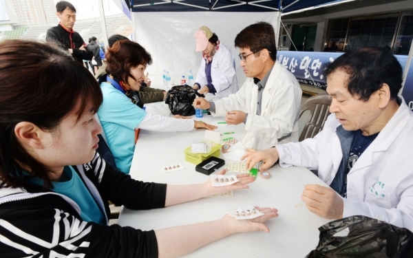3.1 운동 및 대한민국 임시정부수립 100주년 기념으로 21일 수원 종합운동장에서 열린 '제17회 경기마라톤대회'에서 고려수지침 동수원지회가 계획한 체험 부스를 통해 대회 참가자들이 수지침을 체험하고 있다. 윤원규 수습기자
