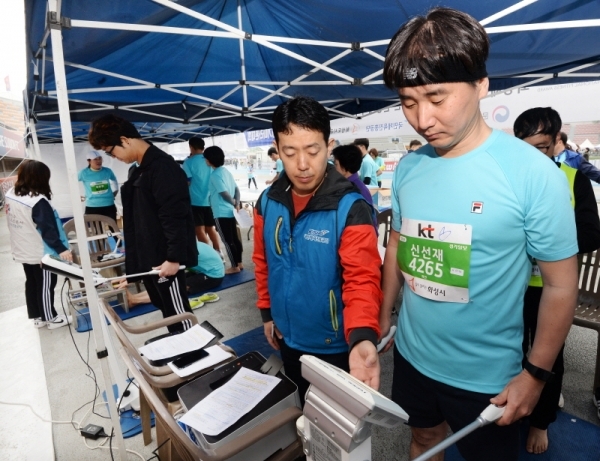 3.1 운동 및 대한민국 임시정부수립 100주년 기념으로 21일 수원 종합운동장에서 열린 '제17회 경기마라톤대회'에서 화성체력인증센터가 운영한 
