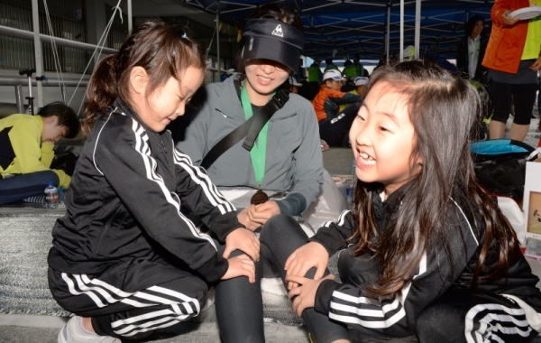 3.1 운동 및 대한민국 임시정부수립 100주년 기념으로 21일 수원 종합운동장에서 열린 '제17회 경기마라톤대회'에서 대회를 마친 어머니의 다리를 딸들이 안마하고 있다. 윤원규 수습기자
