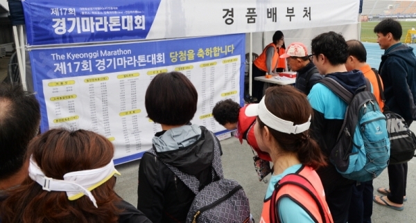 3.1 운동 및 대한민국 임시정부수립 100주년 기념으로 21일 수원 종합운동장에서 열린 '제17회 경기마라톤대회' 경품배부처에서 많은 사람들이 경품 당첨여부를 확인하고 있다. 윤원규 수습기자