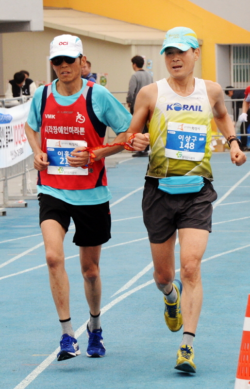 3.1 운동 및 대한민국 임시정부수립 100주년 기념으로 21일 수원 종합운동장에서 열린 '제17회 경기마라톤대회'에서 풀코스에 참가한 시각장애인선수와 가이드러너가 함께 완주를 하며 결승전을 통과하고 있다. 윤원규 수습기자